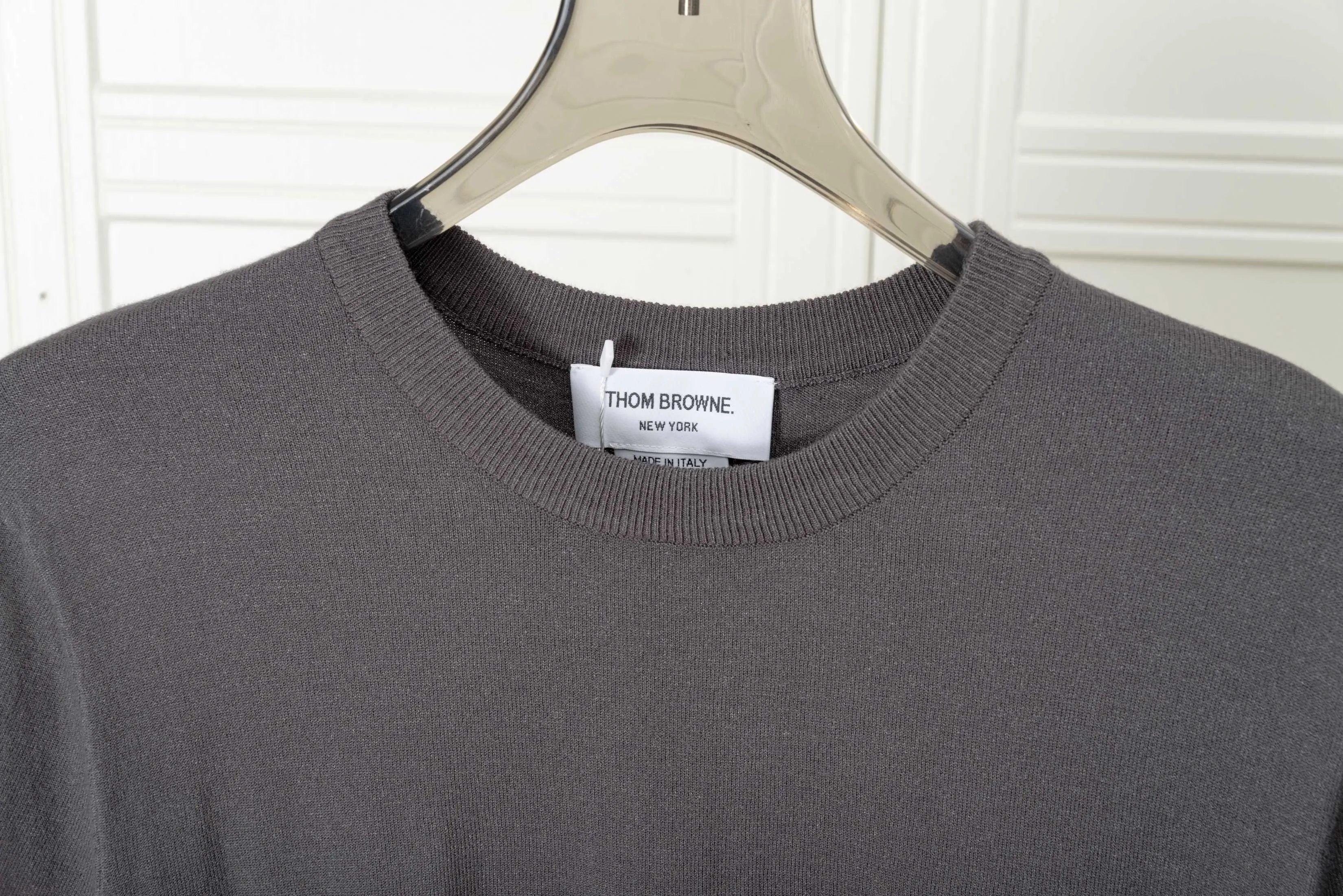 𝑻𝒉𝒐𝒎 𝑩𝒓𝒐𝒘𝒏𝒆Classic Thom Browne T Classic Breathable Authentic Quality + Authentic + Same Style Size：0/1/2/3/4 ：White/Black/Navy Blue/Light Gray/Dark Gray